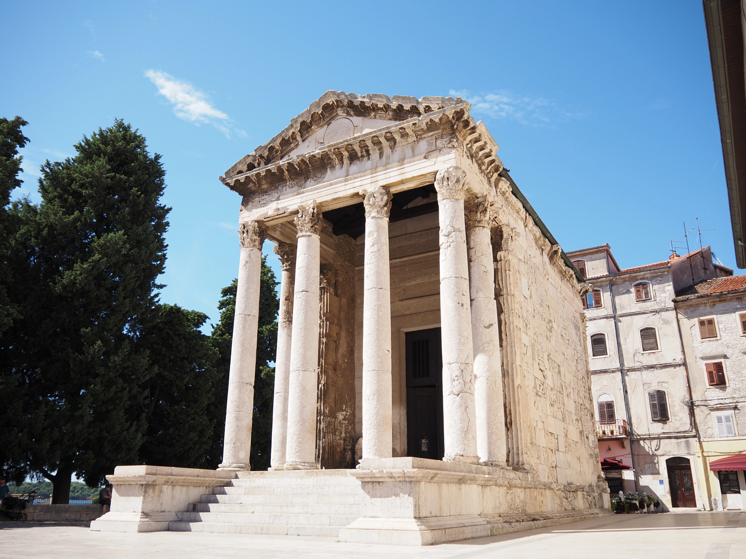 Temple of Augustus, Pula